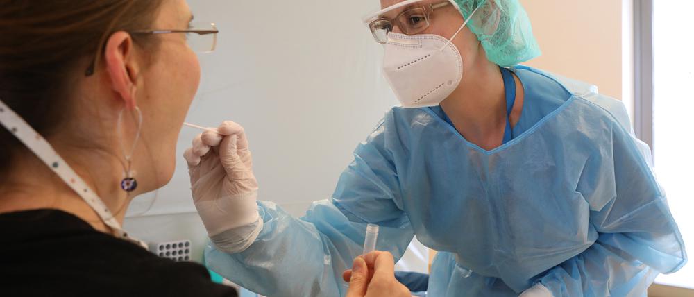 Corona-Infektionen werden mit Abstrichtests nachgewiesen, wie hier im Bergmann-Krankenhaus.