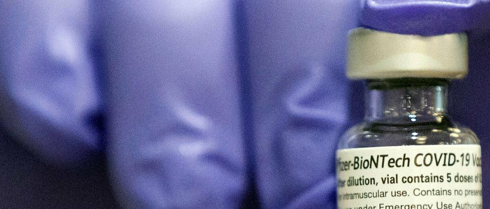 Zum verstärkten Impfen kam es laut Kliniksprecher, da aus einer Ampulle sechs statt fünf Impfungen gewonnen werden konnten.