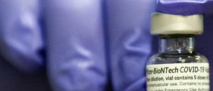 Zum verstärkten Impfen kam es laut Kliniksprecher, da aus einer Ampulle sechs statt fünf Impfungen gewonnen werden konnten.