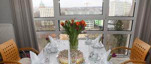 Treff im Turm-Café der Heilig-Geist-Residenz in Potsdam. Das Seniorenheim hat eine Ausnahmegenehmigung für seine Bewohner.