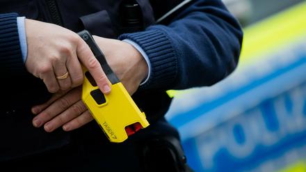 Die Brandenburger Polizei erprobt den Einsatz von Tasern.