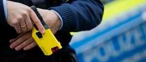 Die Brandenburger Polizei erprobt den Einsatz von Tasern. 