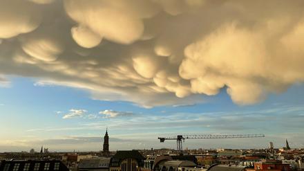 Nach unten gewölbte, sogenannte Mammatus-Wolken über dem Hackschen Markt.