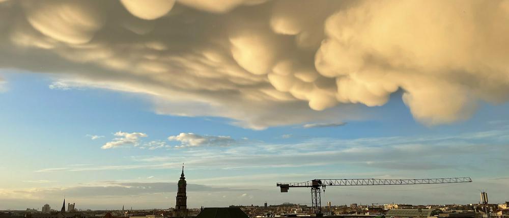 Nach unten gewölbte, sogenannte Mammatus-Wolken über dem Hackschen Markt.