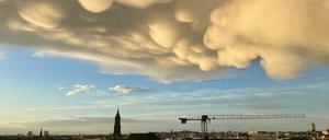 Nach unten gewölbte, sogenannte Mammatus-Wolken über dem Hackschen Markt.