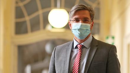Potsdams Oberbürgermeister Mike Schubert (SPD) mit OP-Maske im Rathausflur.