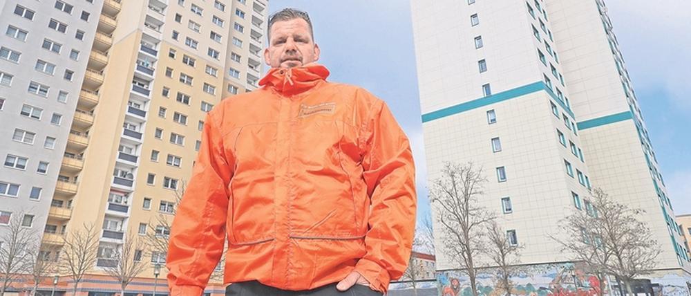 Deutlich zu sehen mit der knallorangenen Jacke: „Kiezkümmerer“ Andreas Kulik.