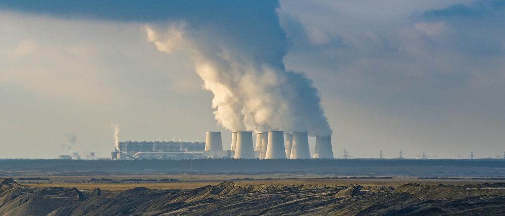 Wasserdampf steigt aus den Kühltürmen des Braunkohlekraftwerkes Jänschwalde.