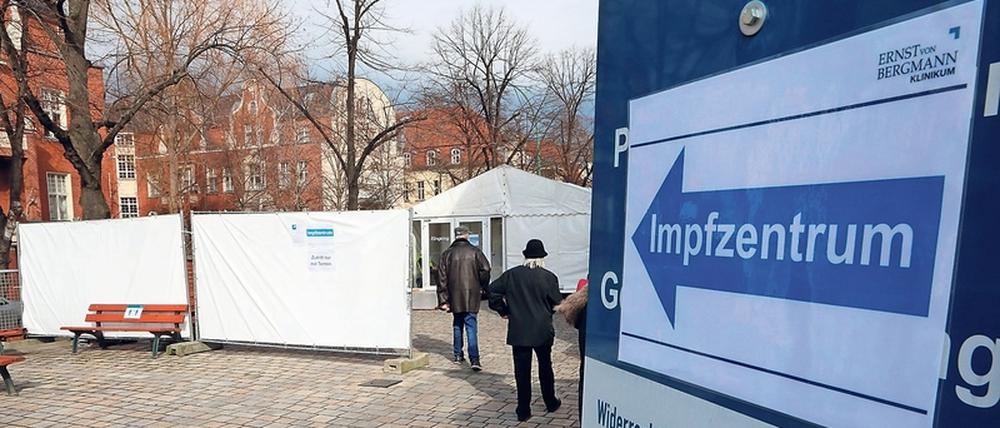 Gegen Corona. Das neue Impfzentrum am Klinikum „Ernst von Bergmann“ befindet sich in der Gutenbergstraße, in Höhe der Nummer 63, direkt neben der Einfahrt der Kinder-Notaufnahme.