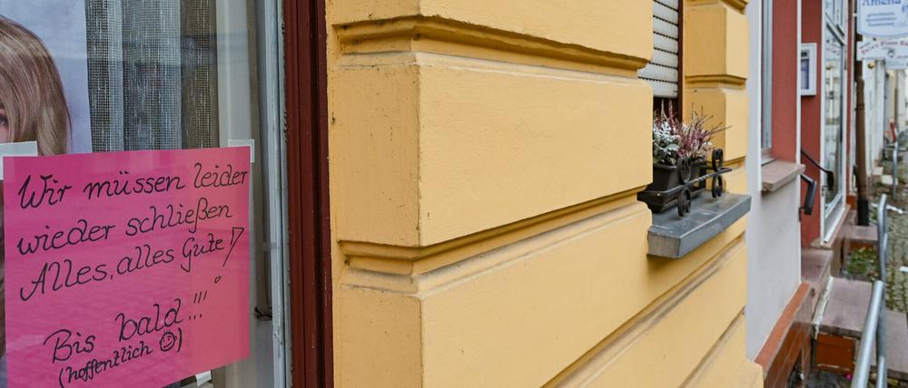 Bei hoher Inzidenz werden Lockerungen wie in Herzberg im Landkreis Elbe-Elster wieder zurückgenommen. 