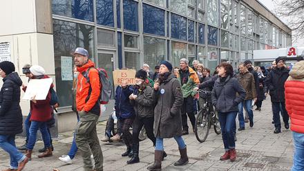 Am 13.3. demonstrierten etwa 150 Personen unerlaubt durch die Innenstadt. Motto: "Es reicht!"