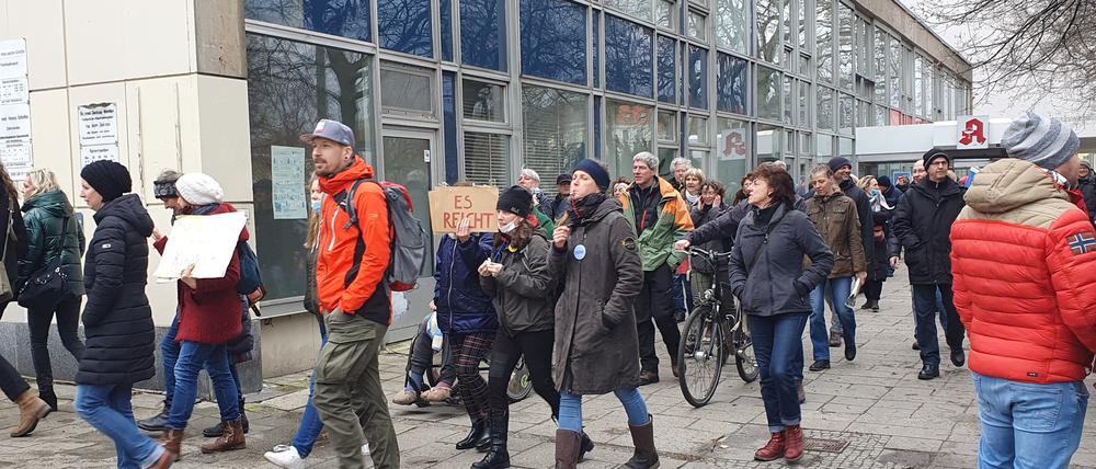 Am 13.3. demonstrierten etwa 150 Personen unerlaubt durch die Innenstadt. Motto: "Es reicht!"