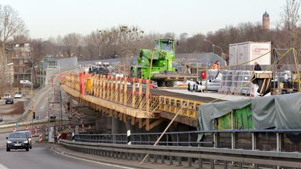 Hochbrückenbaustelle an der Potsdamer Nuthestrasse.