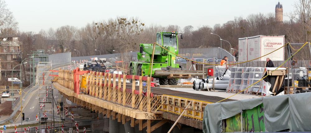 Hochbrückenbaustelle an der Potsdamer Nuthestrasse.