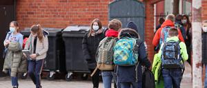Schülerinnen und Schüler eines Potsdamer Gymnasiums nach der kurzzeitigen Rückkehr aus dem Lockdown.