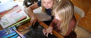 Kinder beim Lernen zuhause.