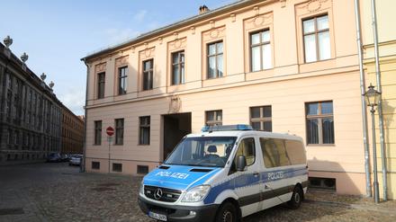 Polizeischutz vor dem jüdischen Moses-Mendelssohn-Zentrum in Potsdam.