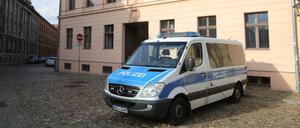 Polizeischutz vor dem jüdischen Moses-Mendelssohn-Zentrum in Potsdam.
