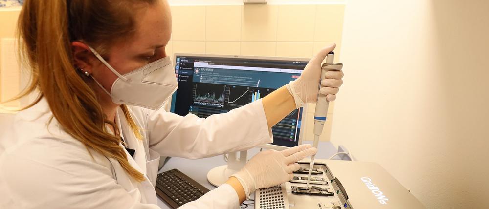Michaela Press bei der Sequenzierung im Labor des Bergmann-Klinikums.