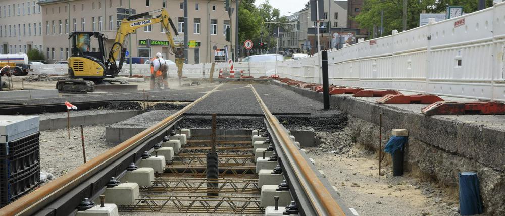 Am Leipziger Dreieck werden die Gleise verlegt.