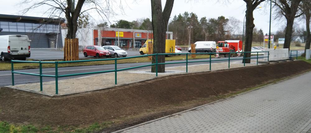 Bushaltestelle ohne Gehweg-Zugang in Groß Glienicke.