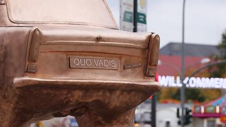 Nummernschild Quo Vadis: Wohin gehst du?, fragt die Skulptur von David Cerny. Sie stand während der Einheitsexpo auf dem Steubenplatz.