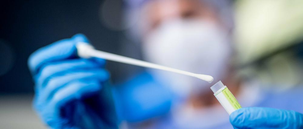 Seit Samstag gelten in Potsdam-Mittelmark wegen der anhaltenden Inzidenz von über 100 verschärfte Corona-Regeln (Symbolbild).