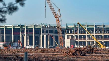 Unter Kontrolle? Insgesamt sollen sich bis zu 100 Arbeiter auf der Baustelle in Grünheide mit dem Coronavirus infiziert haben. Das Unternehmen selbst äußerte sich dazu nicht, soll aber verschiedene Maßnahmen zur Eindämmung ergriffen haben. Foto: Patrick Pleul/dpa