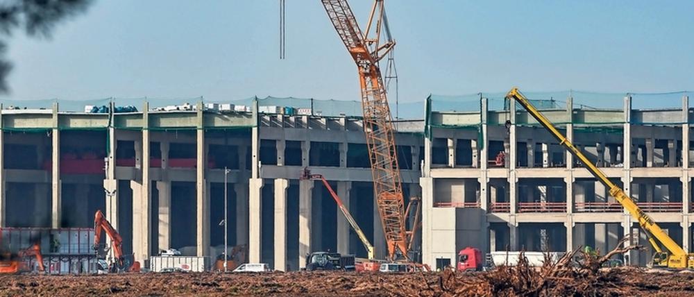 Unter Kontrolle? Insgesamt sollen sich bis zu 100 Arbeiter auf der Baustelle in Grünheide mit dem Coronavirus infiziert haben. Das Unternehmen selbst äußerte sich dazu nicht, soll aber verschiedene Maßnahmen zur Eindämmung ergriffen haben. Foto: Patrick Pleul/dpa