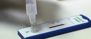 In mehreren Schulen und Kitas wurden positive Corona-Tests gemeldet. 