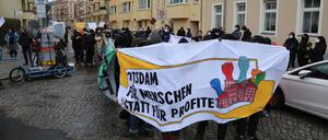 Auf Bannern verliehen die Demonstranten ihren Forderungen Ausdruck.