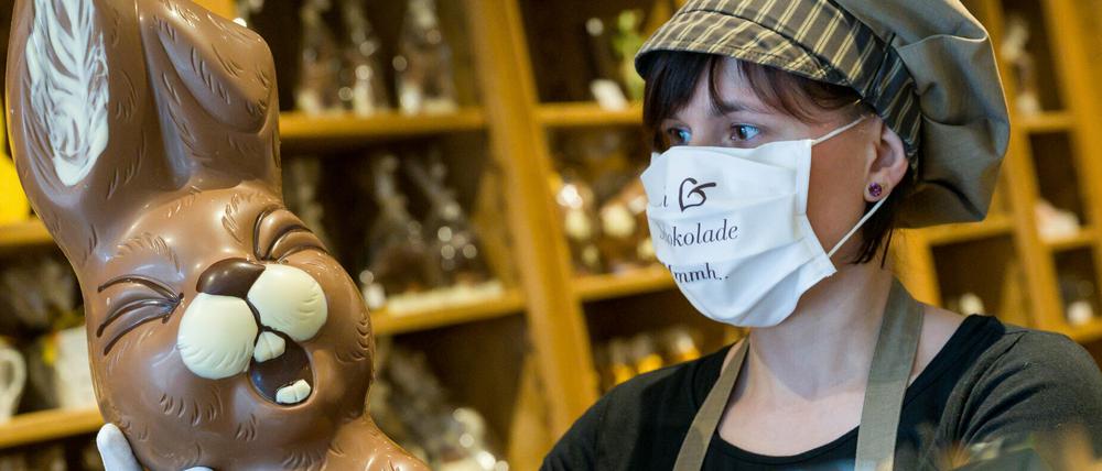 Evelyn Grothe, Felicitas-Mitarbeiterin der Confiserie mit einem großen Schokoladen-Osterhasen.
