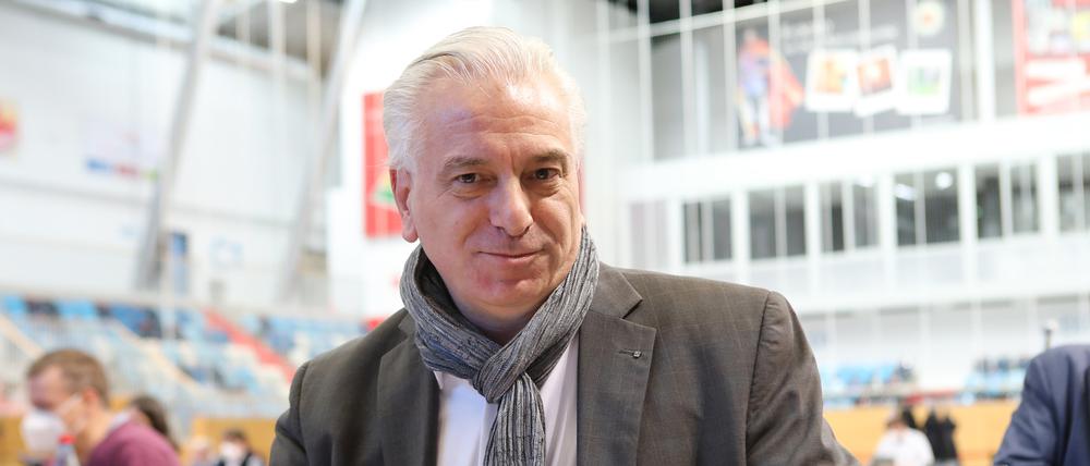 Götz Friederich muss sich gegen Kritik aus den eigenen Reihen wehren.