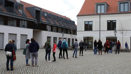 Eine lange Schlange vor dem Testcenter Kutschstallhof am Neuen Markt.