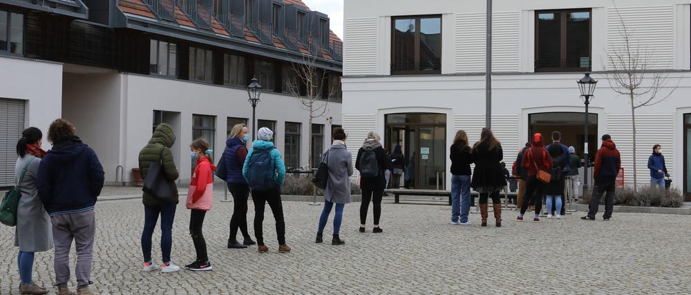 Eine lange Schlange vor dem Testcenter Kutschstallhof am Neuen Markt.