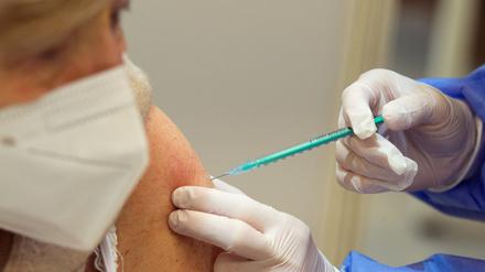 Ein 81-Jähriger wird in Potsdam geimpft.