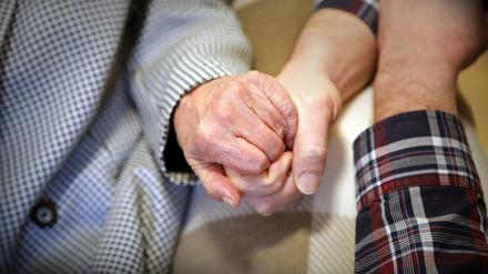 Pflegende Angehörige sind jetzt in Brandenburg impfberechtigt.