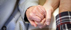 Pflegende Angehörige sind jetzt in Brandenburg impfberechtigt.