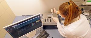 Corona-Tests und Sequenzierung im Ernst-von-Bergmann-Klinikum.