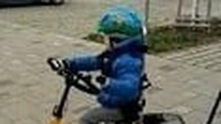 Kulani auf seinem Therapiefahrrad.