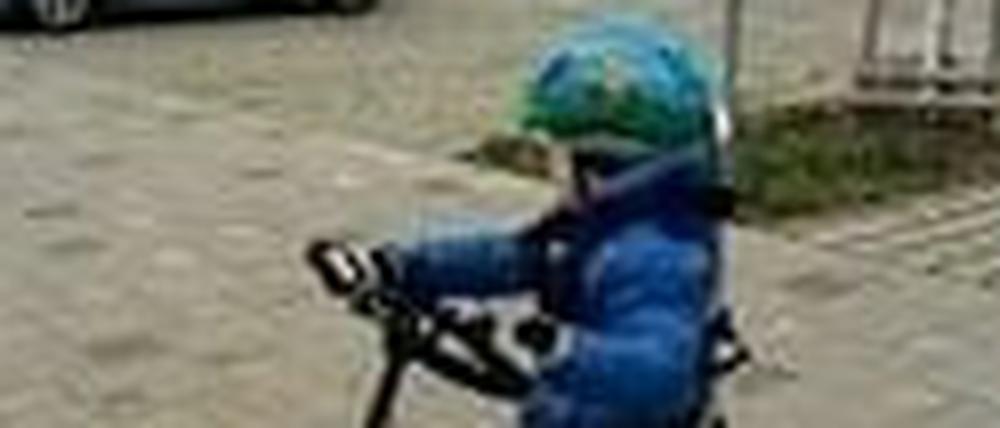 Kulani auf seinem Therapiefahrrad.