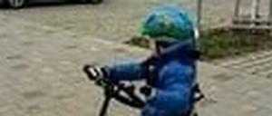 Kulani auf seinem Therapiefahrrad.
