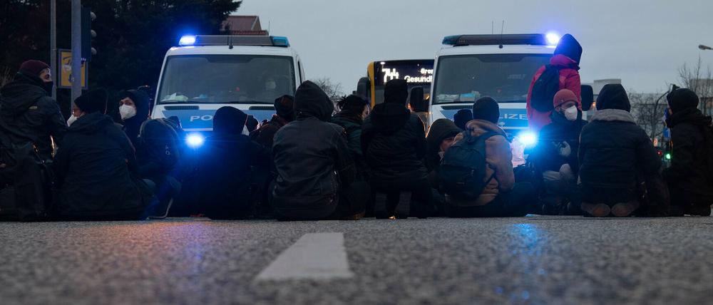 Demonstranten blockierten eine Kreuzung auf der Waßmannsdorfer Chaussee in Schönefeld.