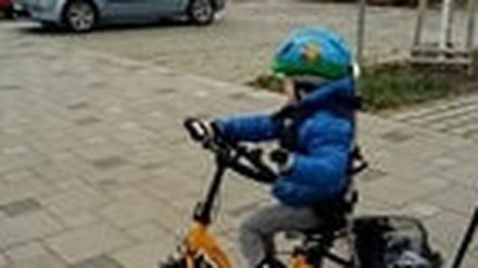 Der fünf Jahre alte Kulani auf seinem Therapiefahrrad.