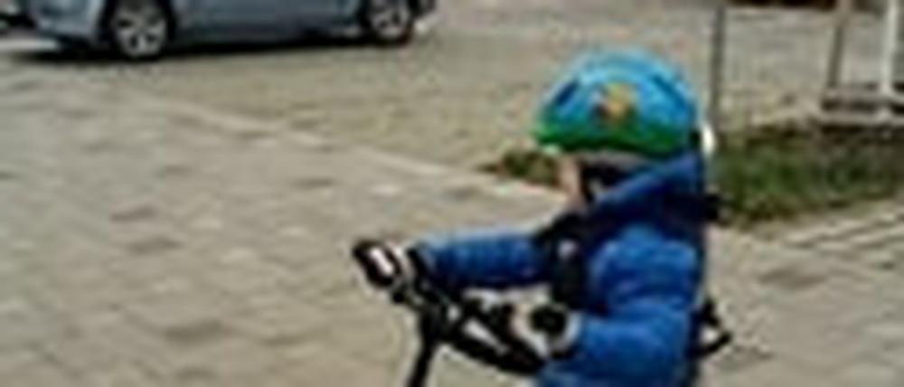 Der fünf Jahre alte Kulani auf seinem Therapiefahrrad.