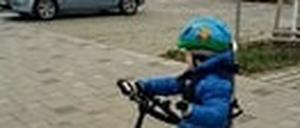 Der fünf Jahre alte Kulani auf seinem Therapiefahrrad.