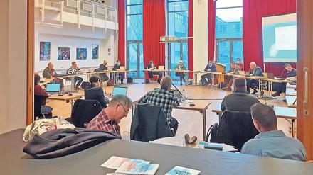 Maskenfrei. Viele Stadtverordnete und andere Teilnehmer trugen bei der Sitzung des Bauauschusses im Bürgerhaus am Schlaatz am Dienstagabend keinen Mund-Nasen-Schutz.