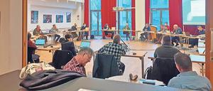 Maskenfrei. Viele Stadtverordnete und andere Teilnehmer trugen bei der Sitzung des Bauauschusses im Bürgerhaus am Schlaatz am Dienstagabend keinen Mund-Nasen-Schutz.