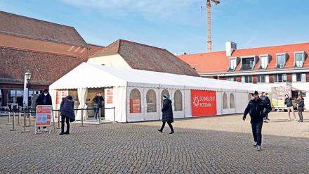 Testzelt. Bis zu 5000 Menschen können am Neuen Markt getestet werden. 