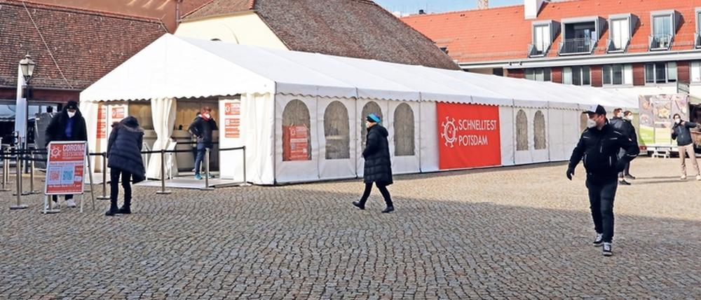 Testzelt. Bis zu 5000 Menschen können am Neuen Markt getestet werden. 
